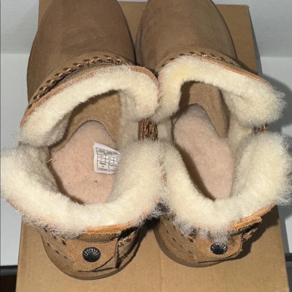 UGG W MCKAY Tan Suede Boots - Picture 4 of 8